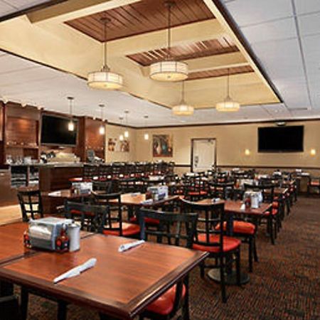 Ramada Burlington Hotel And Conference Center Exterior foto