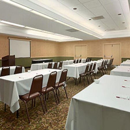 Ramada Burlington Hotel And Conference Center Exterior foto