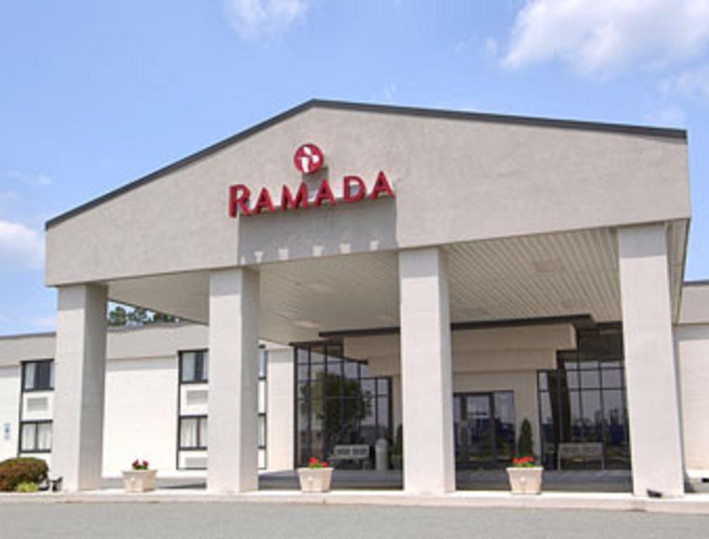 Ramada Burlington Hotel And Conference Center Exterior foto