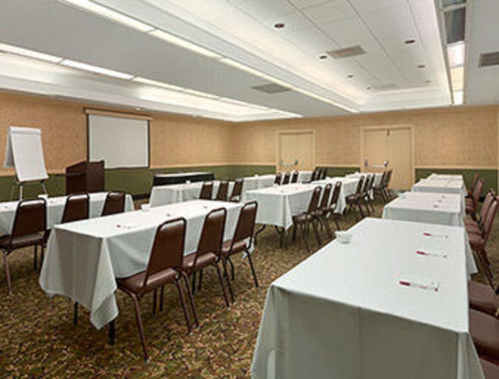 Ramada Burlington Hotel And Conference Center Exterior foto