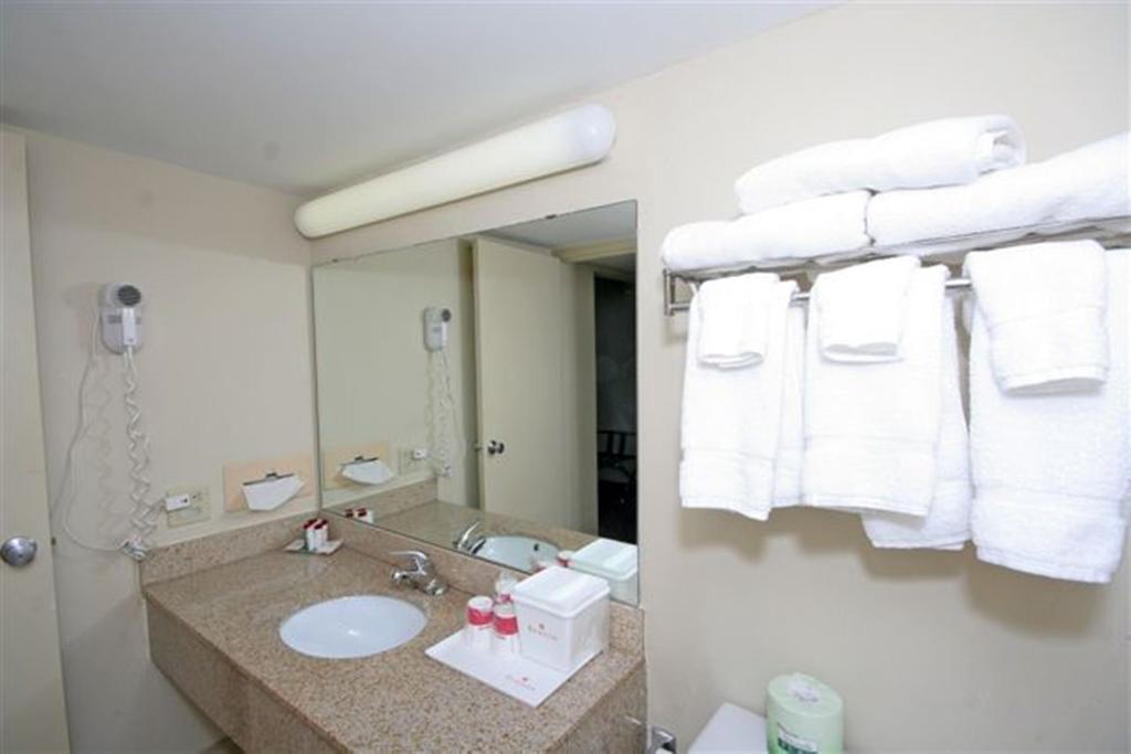 Ramada Burlington Hotel And Conference Center Quarto foto