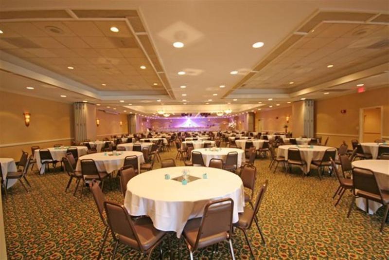 Ramada Burlington Hotel And Conference Center Exterior foto
