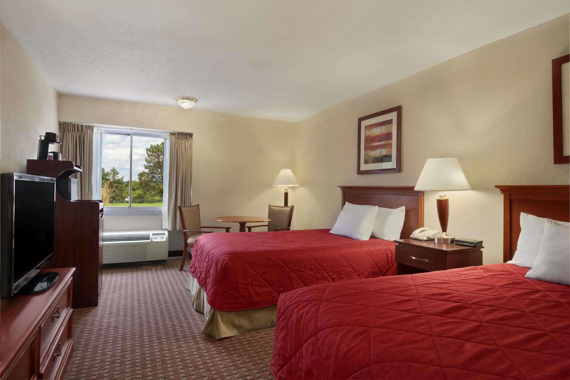Ramada Burlington Hotel And Conference Center Exterior foto