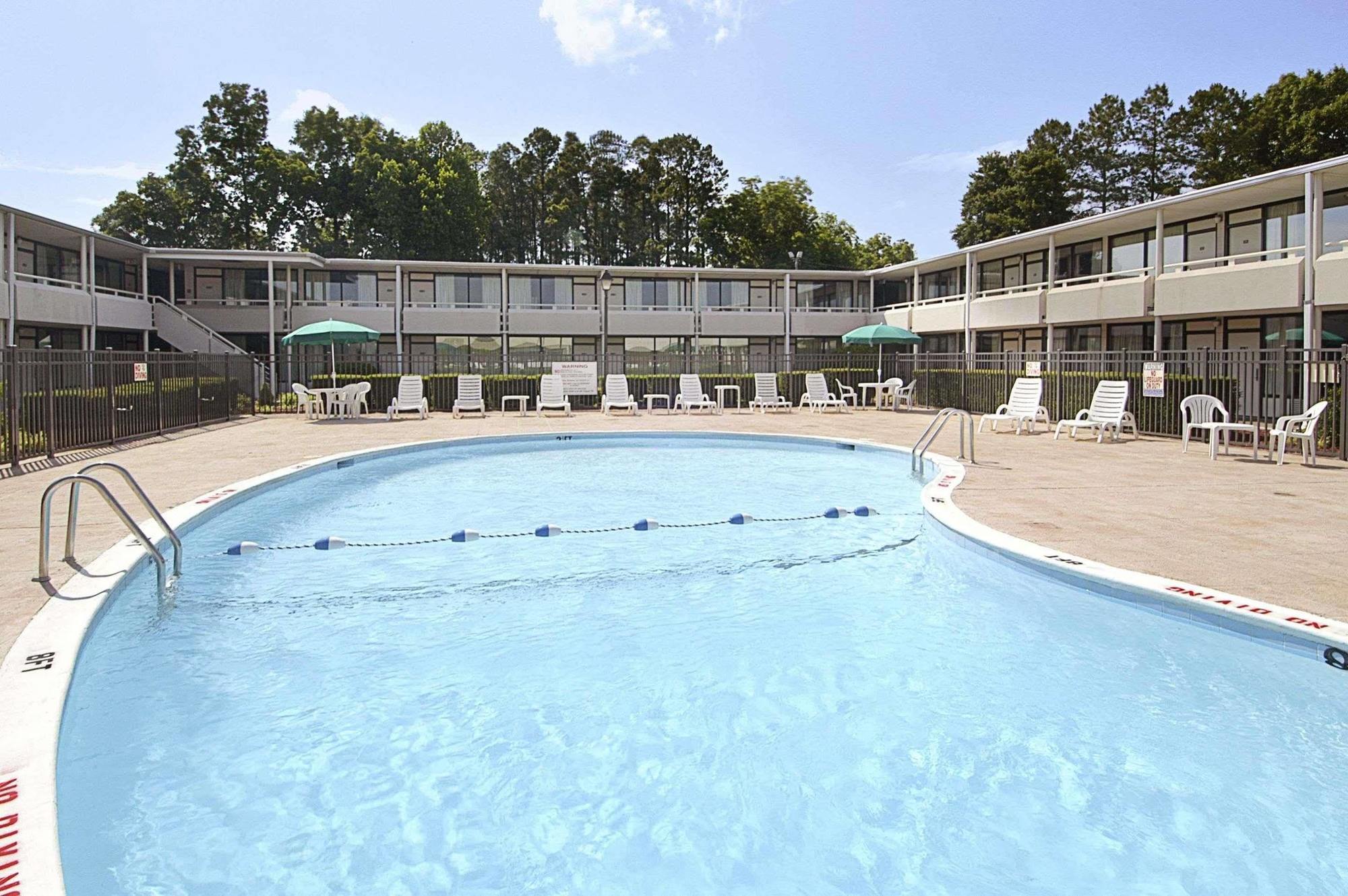 Ramada Burlington Hotel And Conference Center Facilidades foto