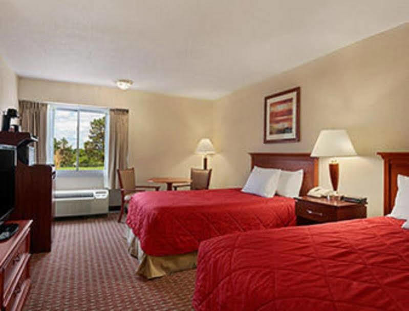 Ramada Burlington Hotel And Conference Center Exterior foto
